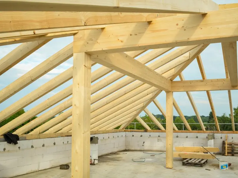 Charpente en bois vue de l’intérieur lors d’une rénovation de toiture
