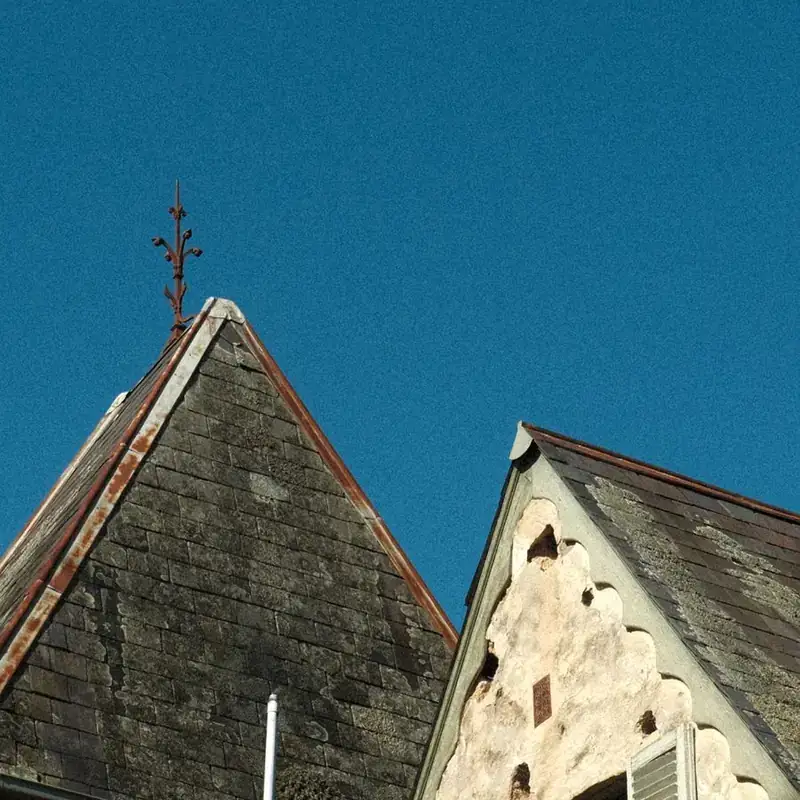 Pignon d’une maison rénovée avec une couverture en ardoise naturelle à Vertou