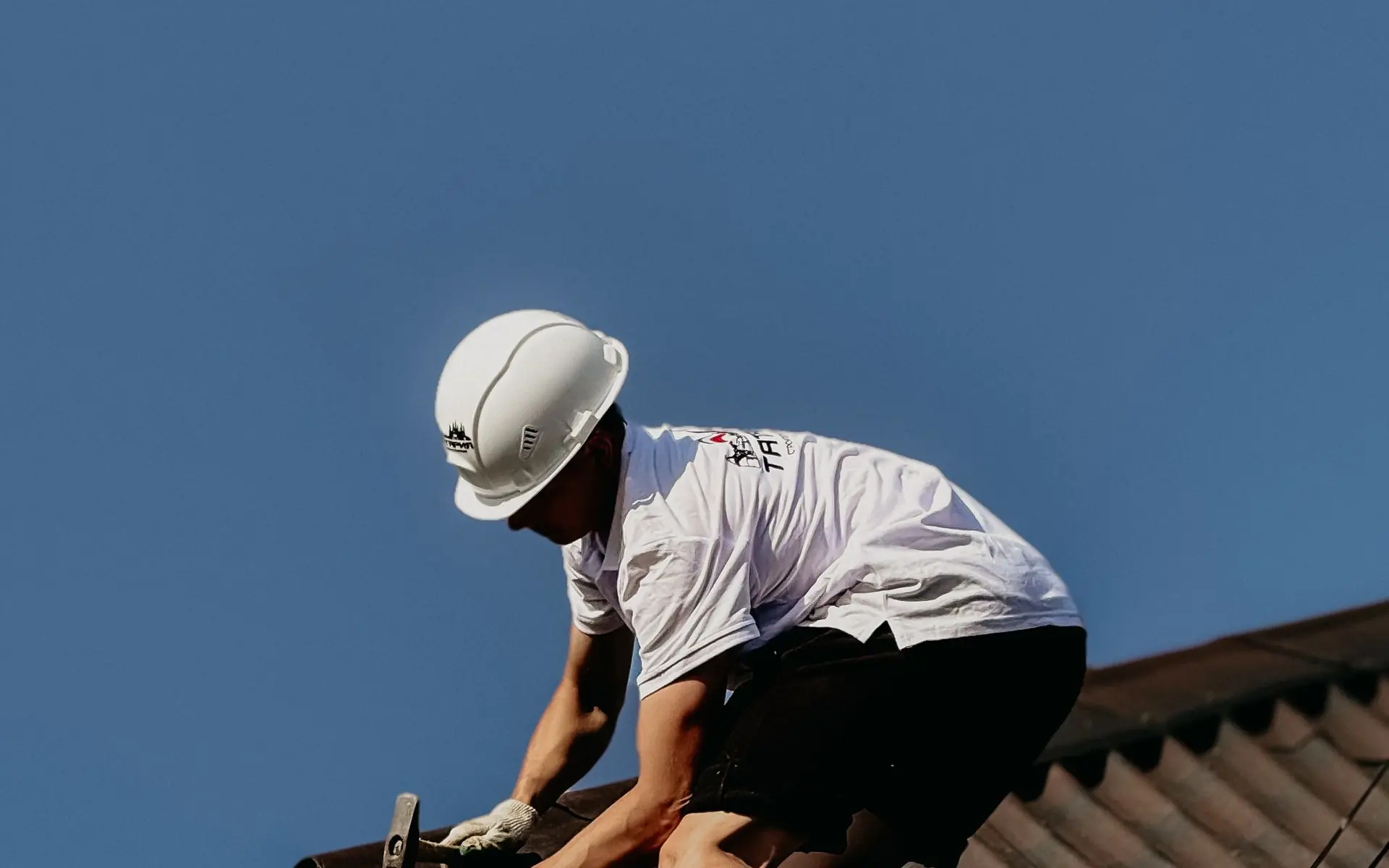 Artisan couvreur au travail sur une toiture en Loire-Atlantique