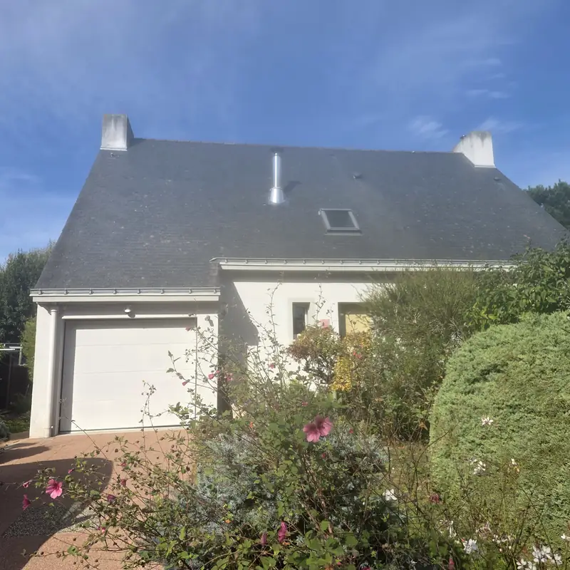 Maison à l’ardoise refaite à neuf, pignon, souches de cheminée et garage attenant