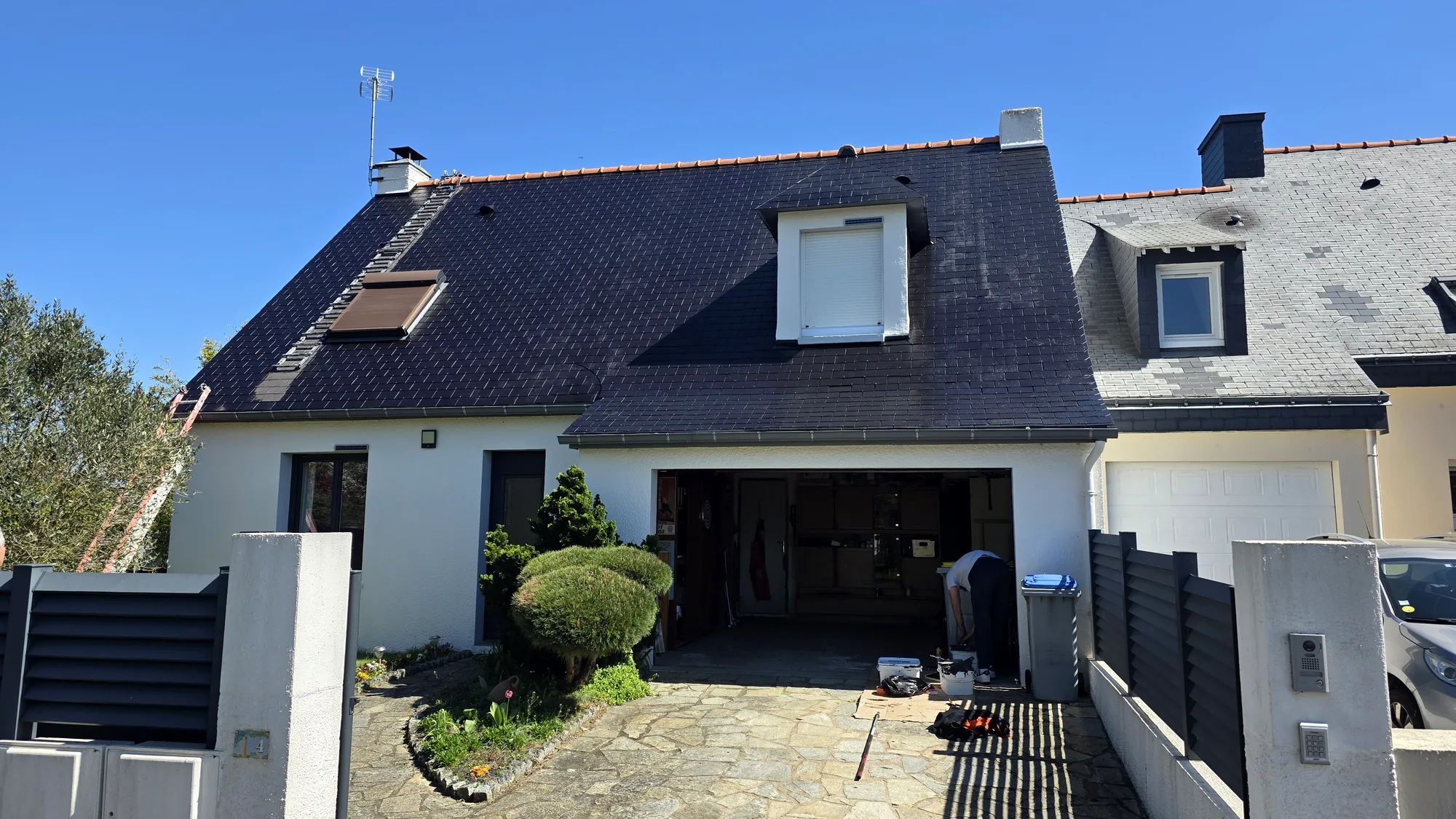 Pavillon couvert d’ardoise avec trois fenêtres de toit, chantier terminé par l’entreprise
