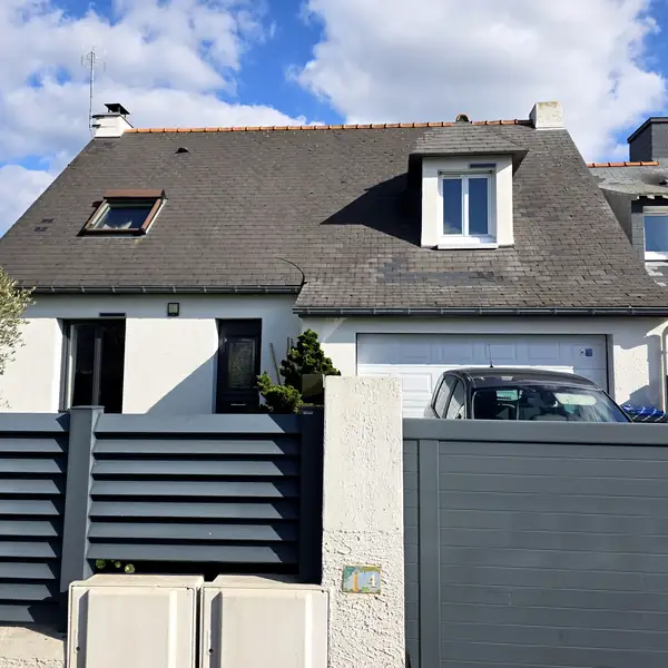Couverture en ardoise rénovée, avec deux fenêtres de toit posées
