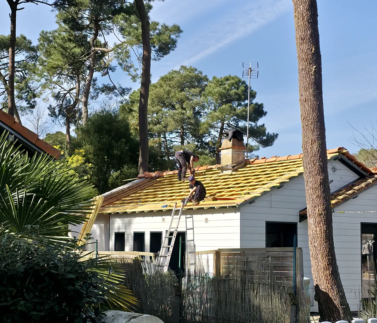Deux couvreurs sur un toit dont la couverture est déposée jusqu’aux liteaux, échelle appuyée sur le rampant