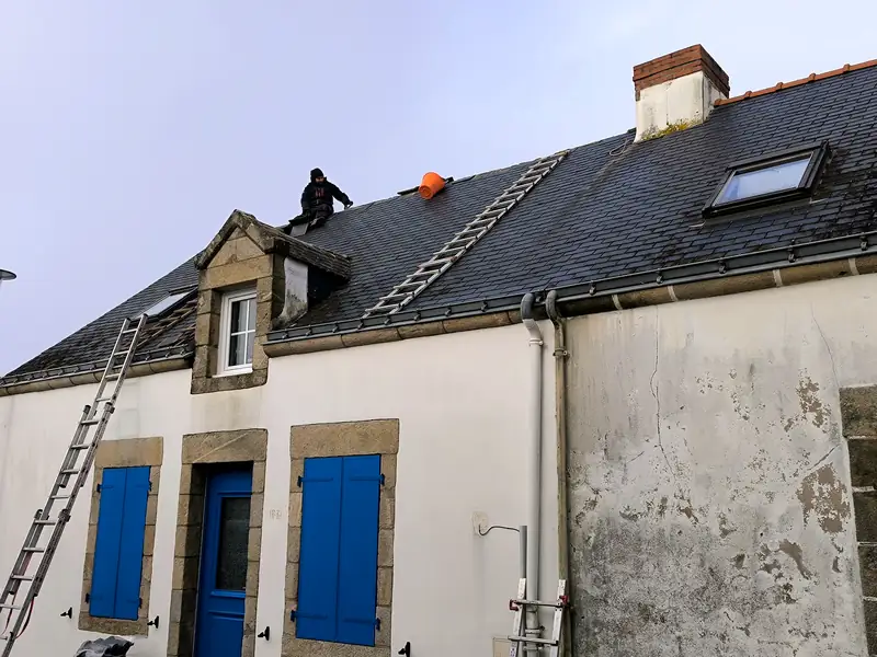 Toiture ancienne en ardoise, encrassée et patinée, avant reprise