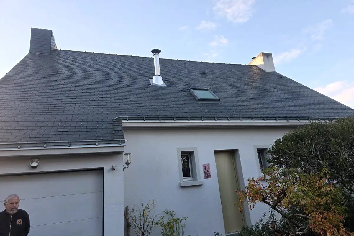 Toiture en ardoise terminée sur une maison de Loire-Atlantique, ciel dégagé