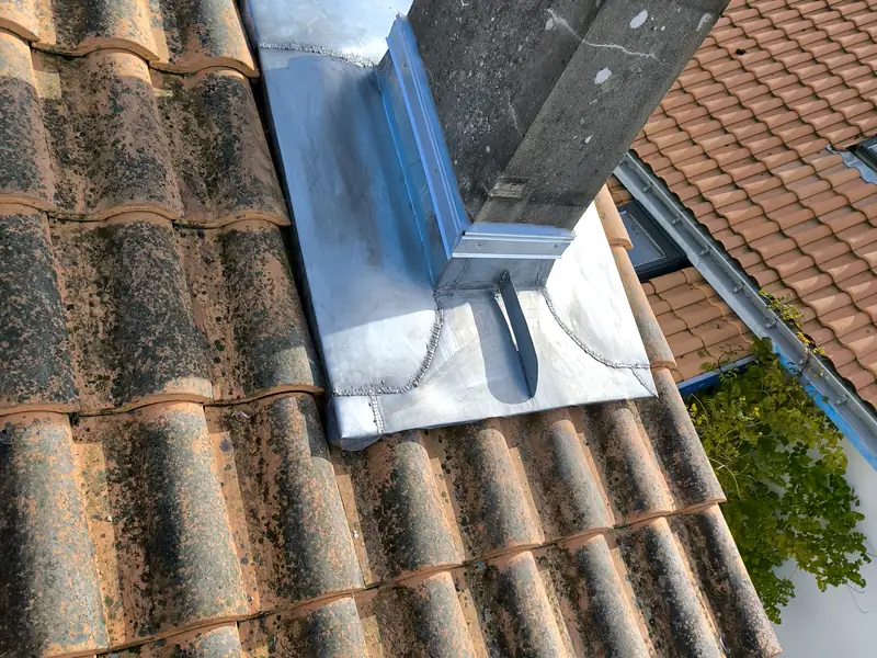 Noue en zinc façonnée entre deux pans de couverture en tuile